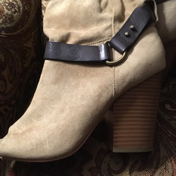 Cute suede open-toed boot heels. - Picture 7 of 7